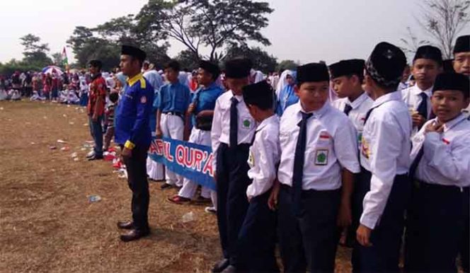 
					Siswa SMP Darul Quran mengikuti upacara peringatan HUT ke-74 RI di lapangan samping Kelurahan Bedahan, 17 Agustus 2019.