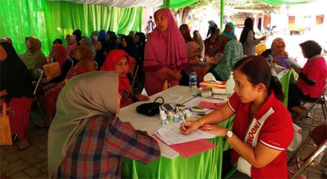 
					Suasana pemeriksaan kesehatan bagi warga di Kampung Lio yang diselenggarakan FKUI melalui kegiatan Pengabdidian Masyarakat.