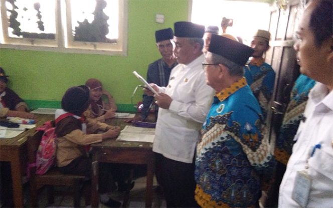 
					Wali Kota Depok, Mohammad Idris di MI Hidayatul Anfal di RT 02/RW 05, Kelurahan Serua, Kecamatan Bojongsari.