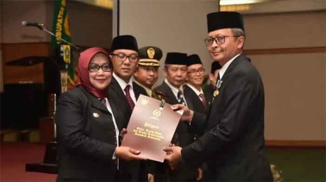 
					Pemerintah Kabupaten Bogor memberikan penganugrahan tanda penghargaan kepada insan-insan berprestasi di Kabupaten Bogor.