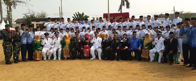 
					Foto bersama selesai melaksanakan upacara di lapangan sepak bola Desa Babelan Kota, Kecamatan Babelan, Bekasi.