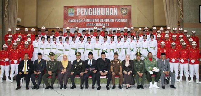 
					Siswi SMKN 6 Bekasi Jadi Pengibar Bendera HUT RI Ke-74 Kota Bekasi