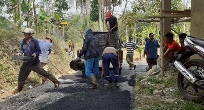 
					Pengaspalan jalan di Kecamatan Cijeruk