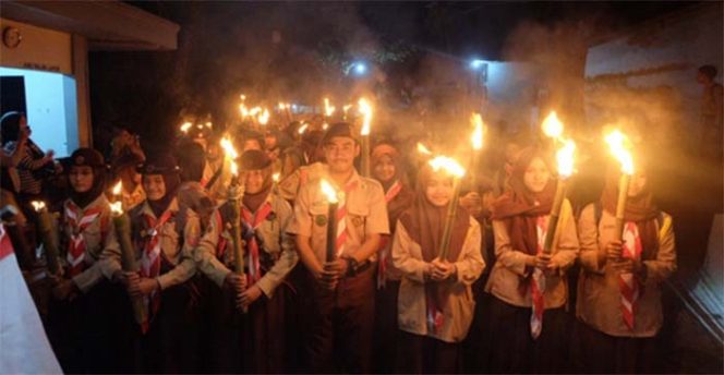 
					Ratusan Pramuka SMAN 7 Kota Bogor pawai obor dengan berjalan kaki dari Kecamatan Bogor Utara hingga Kecamatan Bogor Tengah.