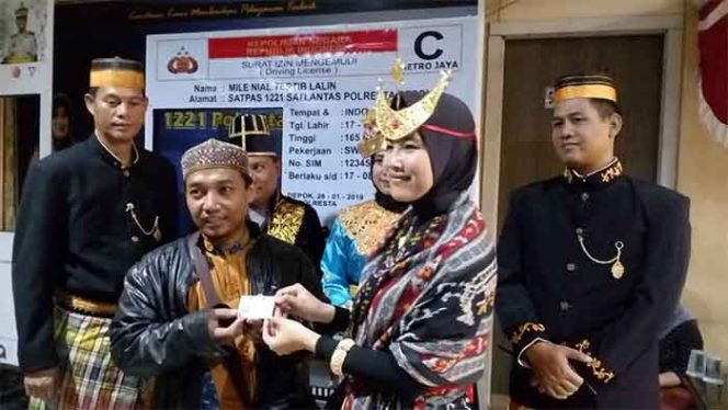 
					Polresta Depok memberikan layanan penerbitan Surat Izin Mengemudi (SIM) secara cuma-cuma alias gratis kepada warga Depok yang lahir pada 17 Agustus.