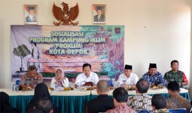 
					Dinas Lingkungan Hidup dan Kebersihan (DLHK) rutin memberikan sosialisasi Program Kampung Iklim (Proklim) di 11 kecamatan.