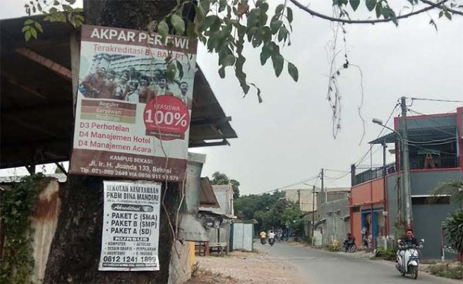 
					Spanduk yang terpampang disejumlah pohon.