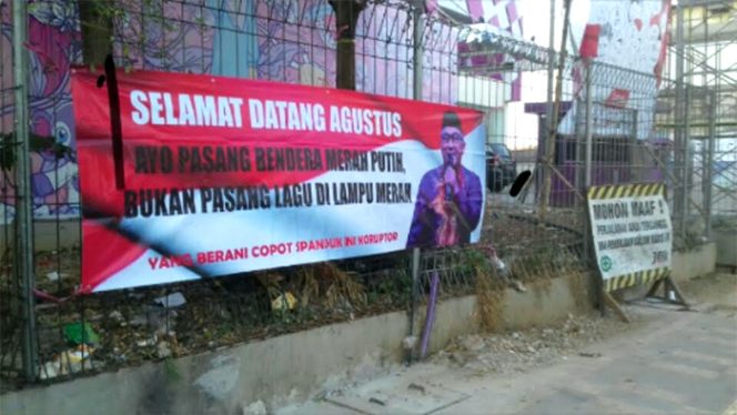 
					Spanduk misterius, yang berisi penolakan lagu lampu merah ini dipasang di beberapa lokasi.