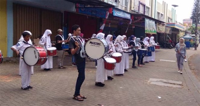 
					Tim drum band SMP dan SMK Islamiyah Serua sedang berlatih