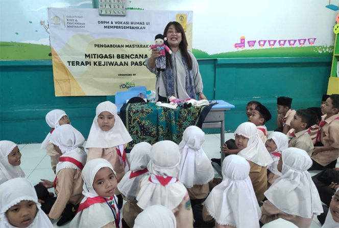 
					Suasana mitigasi bencana yang dilakukan Vokasi UI di salah satu sekolah.