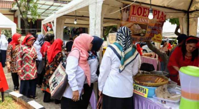 
					DKUM Kota Depok menggelar Bazar Produk UMKM Depok dalam menyambut Hari Ulang Tahun Republik Indonesia (HUT RI) ke-74.