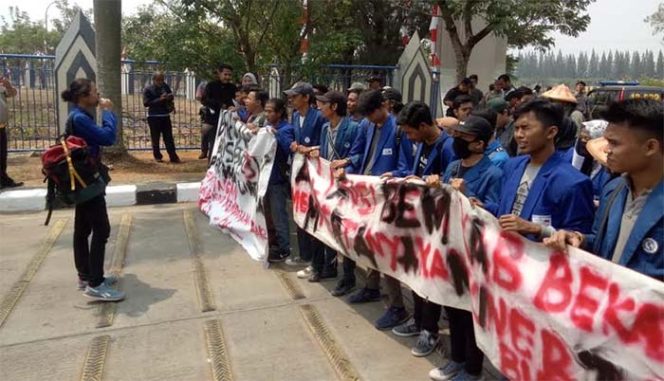 
					Puluhan mahasiswa yang tergabung dalam Badan Eksekutif Mahasiswa (BEM) se-Kabupaten Bekasi  disela-sela peringatan HUT ke-69 Kabupaten Bekasi