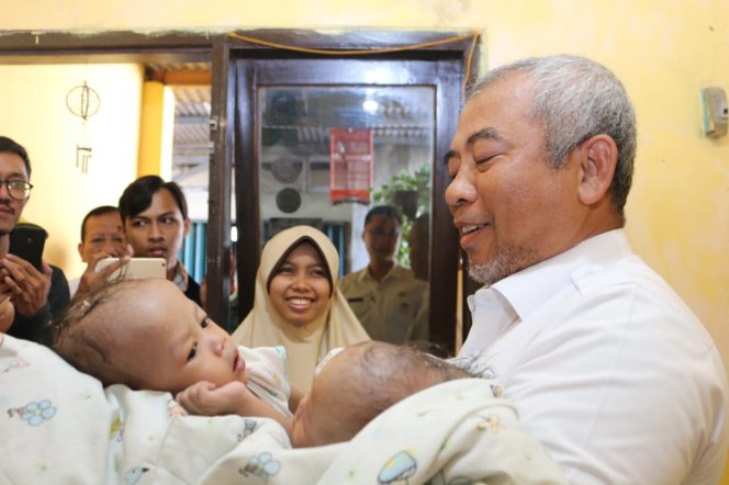 
					Wali Kota Bekasi, Rahmat Effendi menjenguk bayi kembar siam, warga Bintara Jaya.