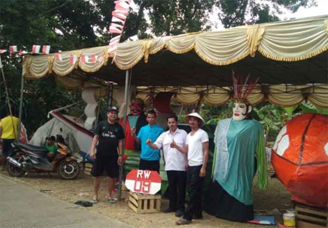 
					Warga RW 09 Kelurahan Bedahan memperlihatkan sejumlah hiasan ikan raksasa, ondel-ondel, tank dan kapal layar untuk diikutsertakan dalam karnaval HUT ke-74 Kemerdekaan RI.