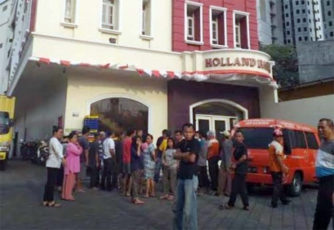 
					Warga Cibuluh, Kecamatan Bogor Utara, melakukan protes adanya pembuangan limbah dari pembuatan roti Holand Bakery.