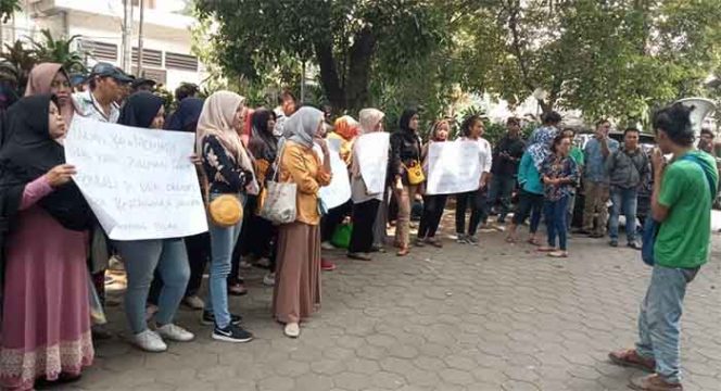 
					FORWAPTI mendatangi kantor Lembaga Bantuan Hukum (LBH) Jakarta Jalan Diponegoro, Menteng Jakarta Pusat.