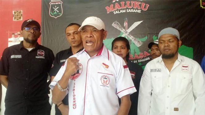 
					Sejumlah masyarakat Maluku yang tergabung dalam salah satu ormas mendesak, Jokowi menyiapkan satu kursi jabatan menteri untuk putra atau putri.