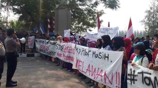 
					FOWAPTI menggelar unjuk rasa di depan Kantor Pengadilan Negeri Cikarang.