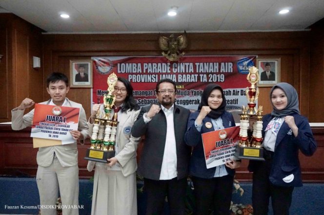 
					Sekdisdik Prov Jabar, Firman Adam bersama sang juara Kompetisi Parade Cinta Tanah Air 2019. (FOTO : Istimewa)