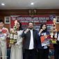 Sekdisdik Prov Jabar, Firman Adam bersama sang juara Kompetisi Parade Cinta Tanah Air 2019. (FOTO : Istimewa)