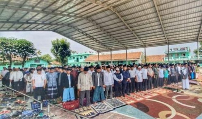 
					Para santri melaksanakan shalat ghaib berjamaah