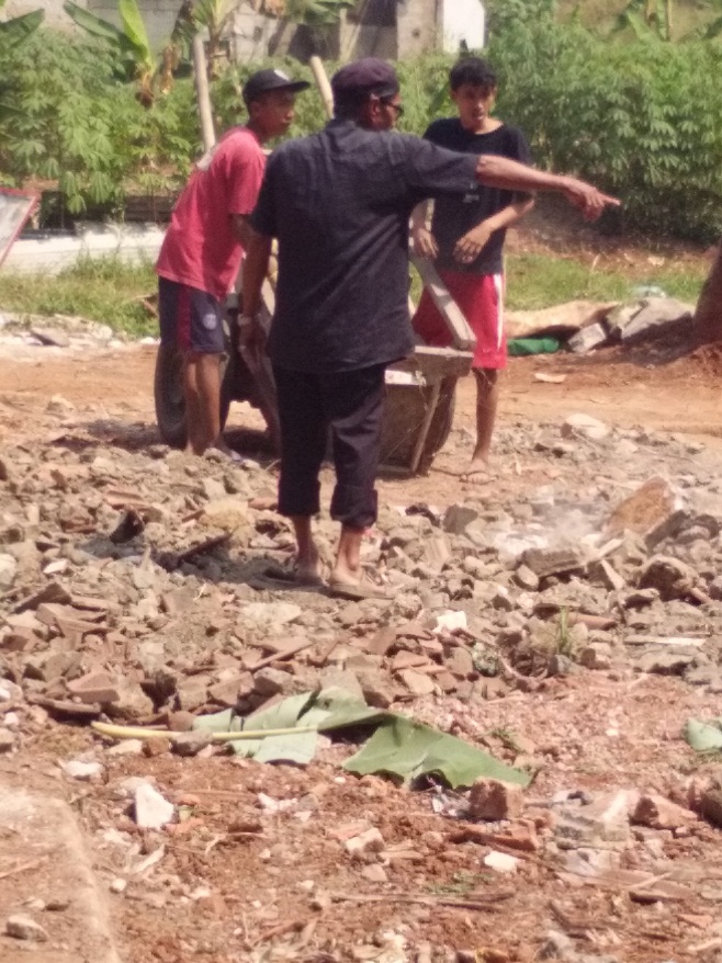 Inilah empang yang sudah tidak produktif karena kekurangan air diurug untuk dijadikan rumah tinggal. (FOTO : Sudibyo/Harian Sederhana)