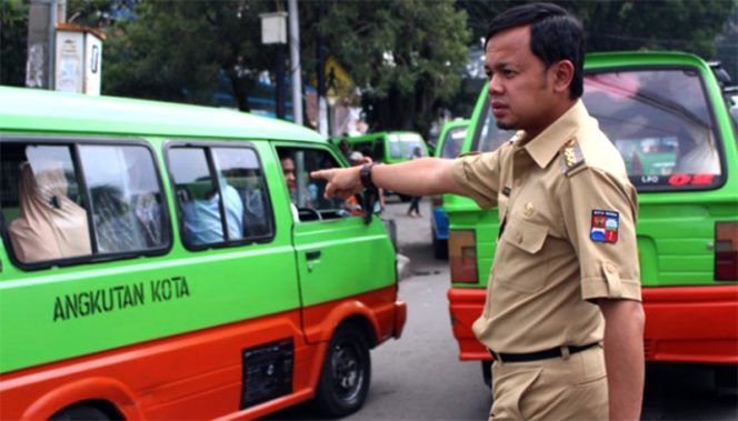 
					Wali Kota Bogor, Bima Arya terus memutar otak untuk mengatasi permasalahan angkot di Kota Bogor.