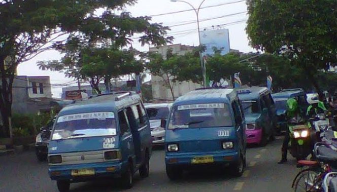 
					Angkot di Kota Depok Mati Suri