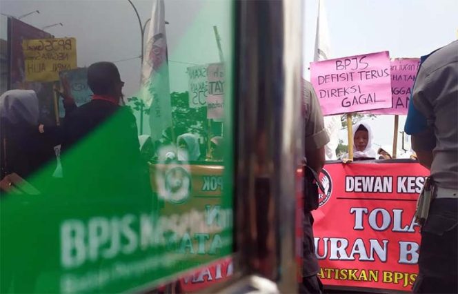 
					DKR bersama ratusan relawan dan warga Depok melakukan aksi demo di Kantor BPJS Depok di Jalan Raya Margonda.