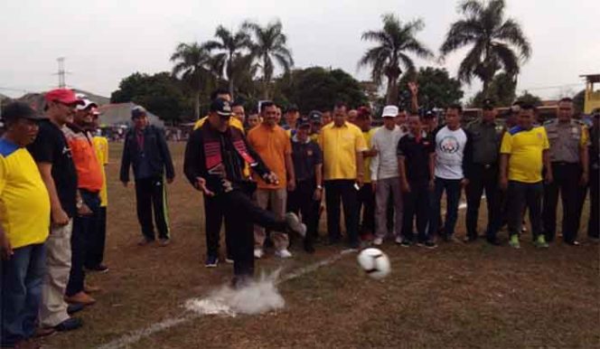 
					Wakil Wali Kota Pradi Supriatna menendang bola menandai pembukaan Turnamen KTI Cu0 ke 10 di Lapangan Perigi, Kelurahan Bedahan, Kecamatan Sawangan.