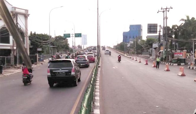 
					sistem contraflow di Jalan Arif Rahman Hakim