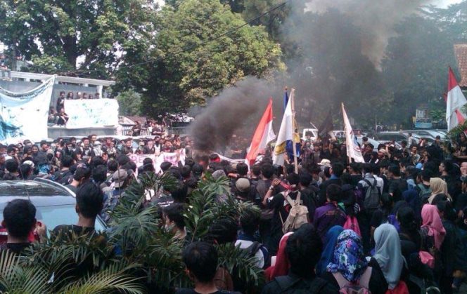 
					Ribuan mahasiswa dari lima fakultas di Universitas Pakuan atau Unpak akan mengepung Balai Kota Bogor untuk menuntut keadilan.