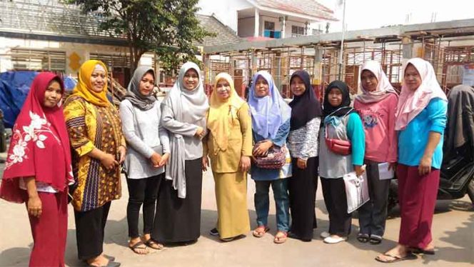 
					Anggota DPRD Kota Depok, T. Farida Rachmayanti mengapresiasi komite dan orang tua murid siswa SDN 2 Grogol.