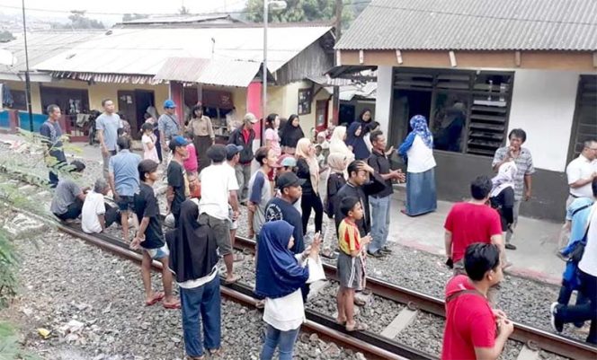 
					Warga Batu Tulis dan Cipaku, yang akan terkena dampak proyek double track PT.KAI jurusan Bogor Sukabumi.