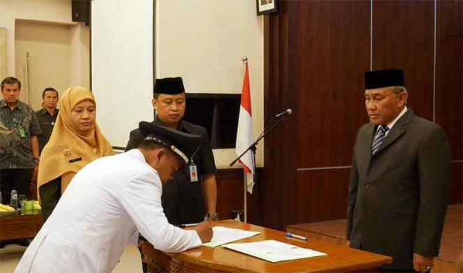 
					Wali Kota Depok, Mohammad Idris merotasi dan melantik 118 ASN lingkungan Pemkot Depok di Gedung Balai Kota, Jalan Margonda Raya.