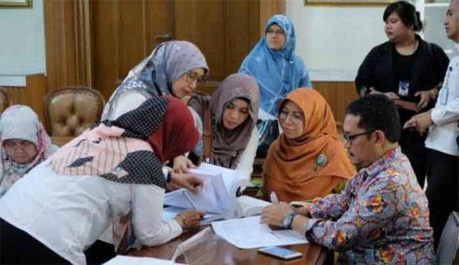 
					Para panitia sedang memberikan penilaian lomba posyandu.