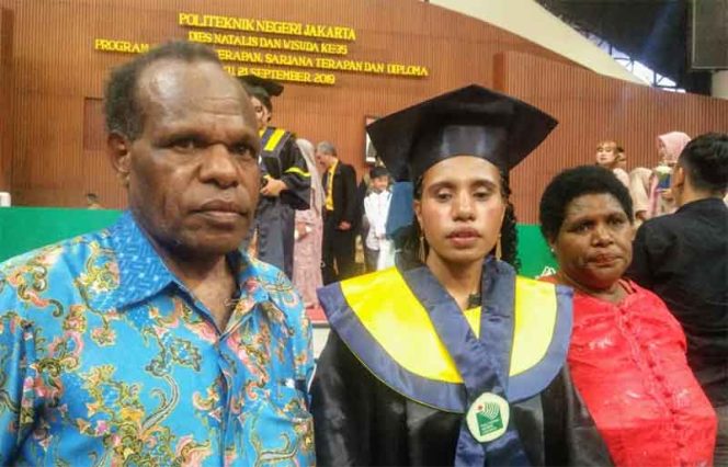 
					Mahasiswa Papua, Rosa Margareta Tabuni yang berhasil menamatkan pendidikan di PNJ.