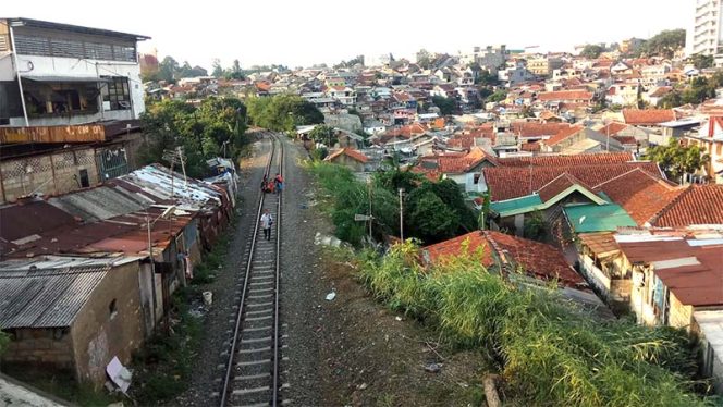 
					Berkaitan proyek tersebut ribuan rumah yang berdiri di atas lahan PT. KAI di kawasan Bogor Selatan dan Bogor Tengah terancam digusur.