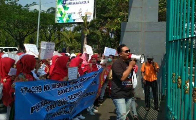 
					SPRI menggelar aksi unjuk rasa didepan gerbang masuk komplek Tegar Beriman