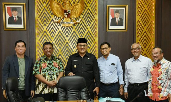 
					Pradi saat bercengkerama dengan IBH di Fraksi PKS Jawa Barat.