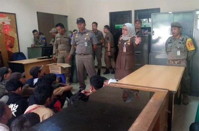 
					Puluhan pelajar yang akan menuju Gedung DPR RI di Jakarta, akhirnya digagalkan oleh Polisi dan serahkan ke Satuan Polisi Pamong Praja Kota Depok.