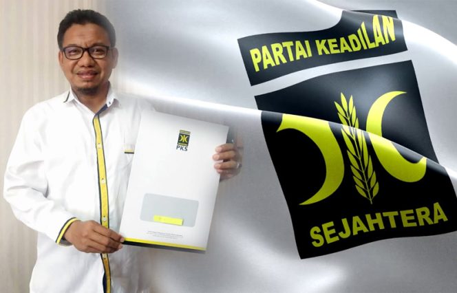 
					TM Yusufsyah Putra menunjukan Surat Keputusan Dewan Pengurus Wilayah Partai Keadilan Sejahtera Jawa Barat, sebagai Ketua DPRD Kota Depok.