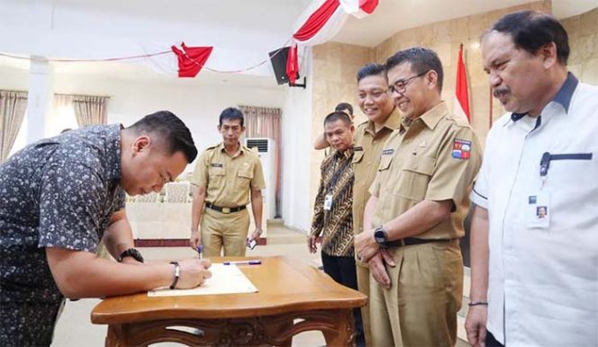 
					Pemkot Bogor bersama stakeholder terkait melakukan penandatanganan komitmen kerja pembentukan daerah tertib ukur tahun 2019 sekaligus bimbingan teknis Kemetrologian. 