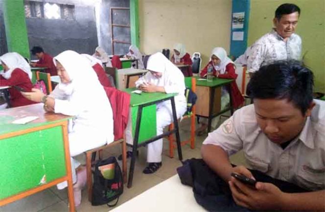 
					Siswa SMK AMEC tengah mengikuti UTS. Naskah soal dibagikan secara online.