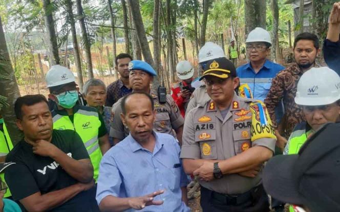 
					Pihak UIII yang didampingi Polresta dan Satpol PP Kota Depok melakukan sosialisasi penertiban lahan warga yang berada di sekitar pembangunan Kampus UIII.