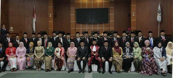 
					Foto bersama Anggota Dewan Perwakilan Rakyat Daerah (DPRD) Kota Depok periode 2019-2024 di Ruang Rapat Paripurna DPRD Kota Depok.