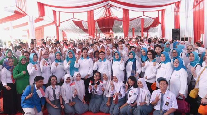 
					Ibu Negara dan rombongan di Aula RW 30 untuk melakukan sosialisasi Gerakan Indonesia Bersih kepada sejumlah pelajar tingkat SMP dan SMA.