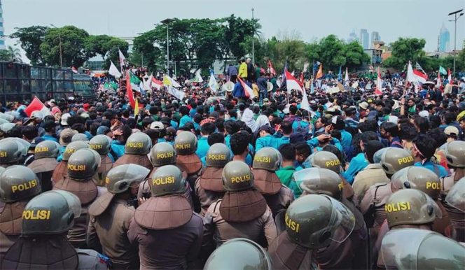 
					RIBUAN MAHASISWA SERENTAK BERGERAK