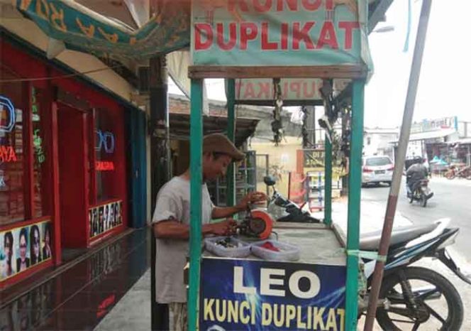 
					'dukun' alias pembuat duplikat kunci