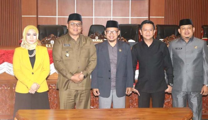 
					DPRD Kota Depok menggelar Rapat Paripurna dengan agenda pembentukkan, penetapan AKD.